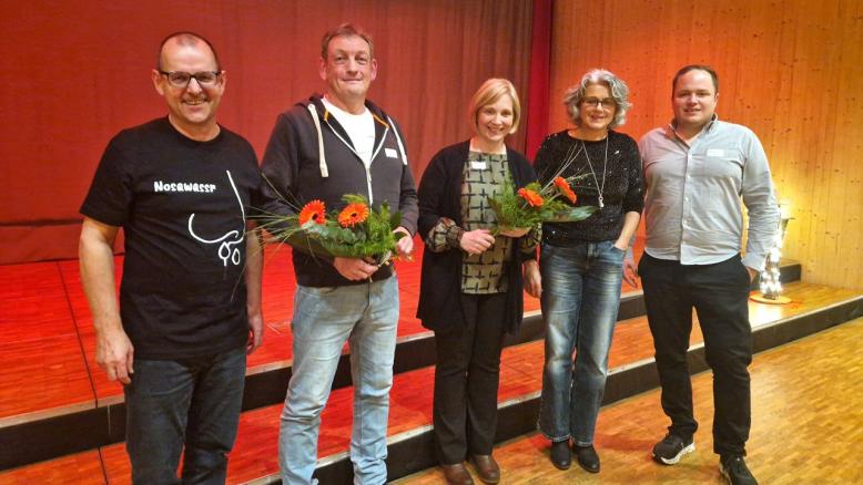 3 Vertreter des Club 82 und 2 Arbeitsjubilare stehen nebeneinander